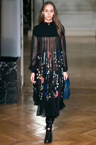 Look 11